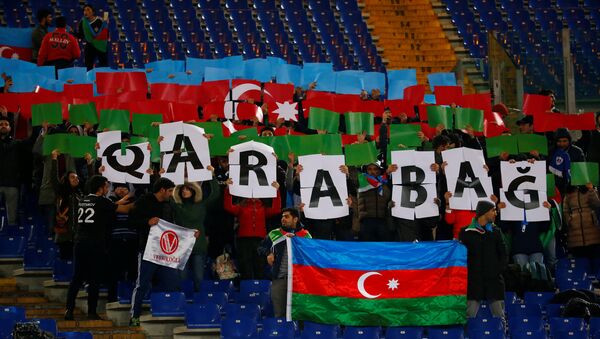 Болельщики Карабаха во время матча Рома-Карабах - Sputnik Azərbaycan