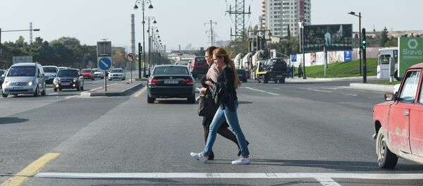 Люди переходят дорогу в неположенном месте, фото из архива Люди переходят дорогу в неположенном месте, фото из архива - Sputnik Азербайджан