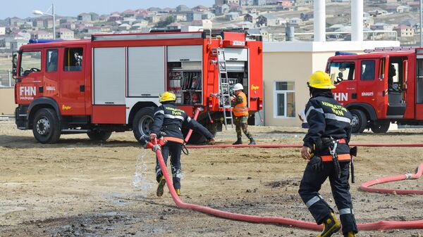 Тушение пожара, фото из архива - Sputnik Azərbaycan