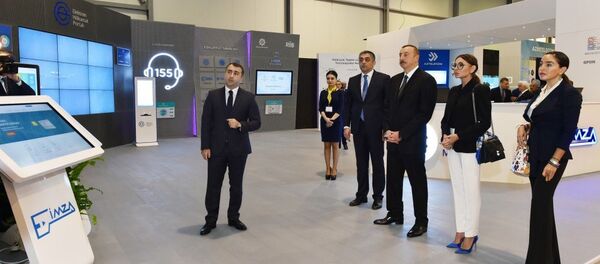 Президент Азербайджана Ильхам Алиев ознакомился с выставкой Bakutel-2017 - Sputnik Азербайджан