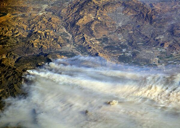 Лесной пожар “Томас” на юге штата Калифорния, США - Sputnik Азербайджан