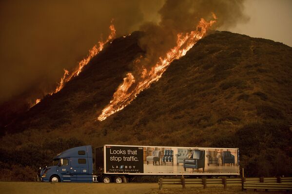 Лесной пожар “Томас” на юге штата Калифорния, США - Sputnik Азербайджан