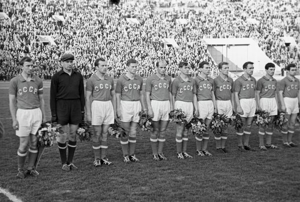 Сборная СССР - триумфаторы Чемпионата Европы 1960 года Сборная СССР - триумфаторы Чемпионата Европы 1960 года - Sputnik Азербайджан