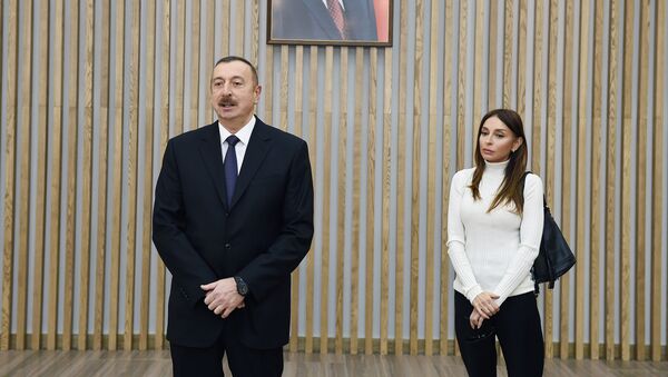 Президент Ильхам Алиев и первая леди Мехрибан Алиева на открытии комплекса “ASAN həyat” в Губе, 7 декабря 2017 года - Sputnik Азербайджан