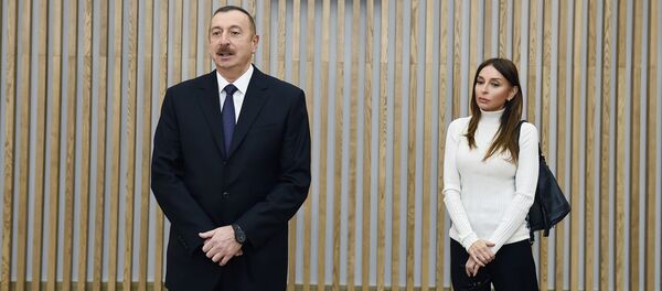 Президент Ильхам Алиев и первая леди Мехрибан Алиева на открытии комплекса “ASAN həyat” в Губе, 7 декабря 2017 года Президент Ильхам Алиев и первая леди Мехрибан Алиева на открытии комплекса “ASAN həyat” в Губе, 7 декабря 2017 года - Sputnik Азербайджан