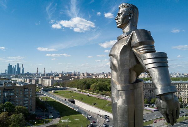 Памятник Ю.А. Гагарину на Ленинском проспекте - Sputnik Азербайджан