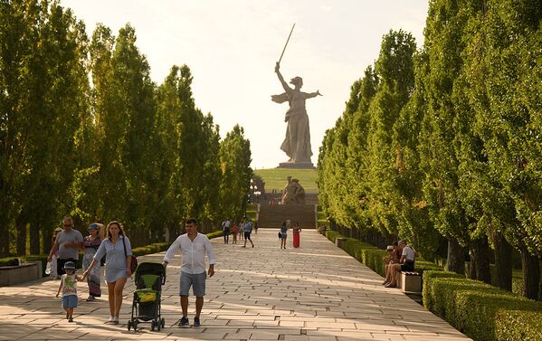 Родина-мать зовет! - центр памятника-ансамбля Героям Сталинградской битвы - Sputnik Азербайджан