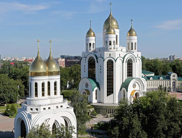 Собор Христа Спасителя (на заднем плане) и Церковь Петра и Февронии - Sputnik Азербайджан