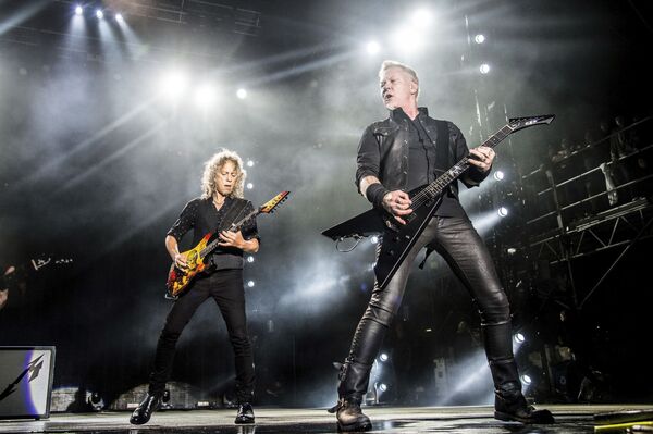 Участники группы Metallica Кирк Хэмметт и Джеймс Хэтфилд на фестивале Rock On The Range Music в США - Sputnik Азербайджан