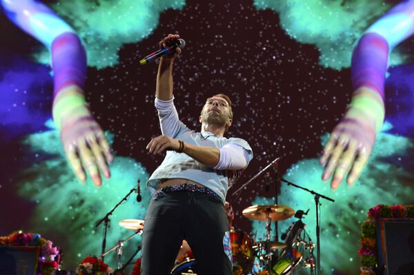 Солист группы Coldplay Крис Мартин на концерте в Гамбурге - Sputnik Азербайджан