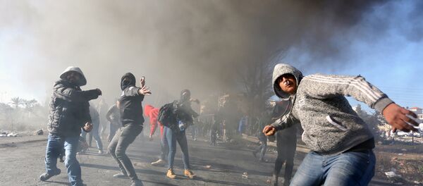 Участники протестов на территории Рамаллы в Палестине против решения США о признании Иерусалима столицей Израиля - Sputnik Азербайджан