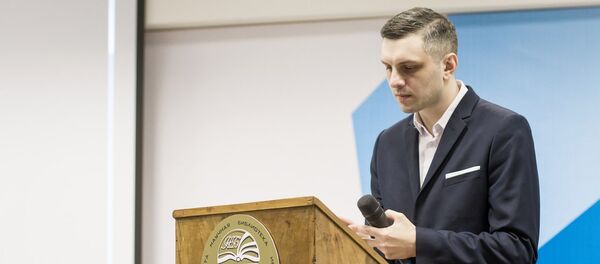 Михаил Малкин, ведущий турнира, знаток команды Алеся Мухина - Sputnik Азербайджан