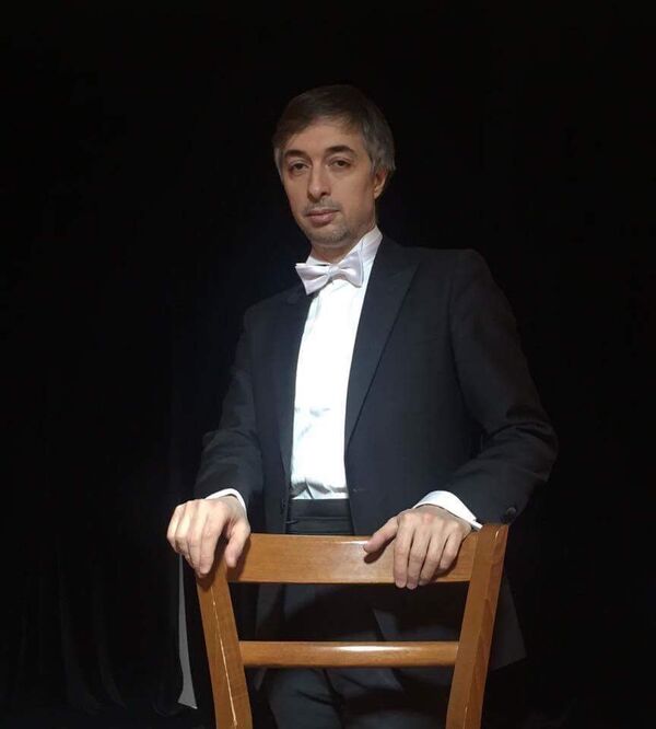 Ровшан Аскеров, главный судья турнира, обладатель Хрустальной совы Ровшан Аскеров, главный судья турнира, обладатель Хрустальной совы - Sputnik Азербайджан