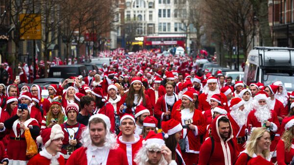 Шествие Санта-Клаусов в Лондоне и Нью-Йорке - Sputnik Азербайджан