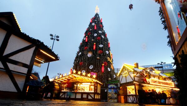 Елка на рождественской ярмарке в Германии, фото из архива - Sputnik Азербайджан