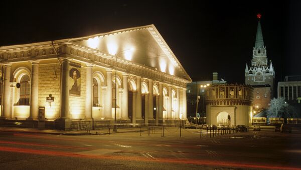 Вид на здание Центрального выставочного зала Манеж. Справа - Кутафья и Троицкая башни Московского Кремля - Sputnik Азербайджан