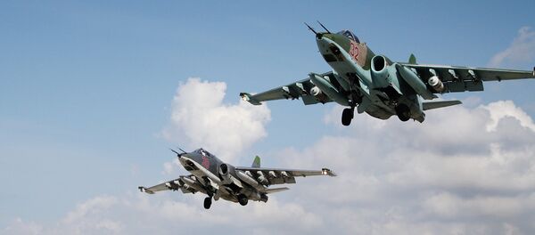 Российские штурмовики Су-25 взлетают с авиабазы Хмеймимв Сирии - Sputnik Азербайджан