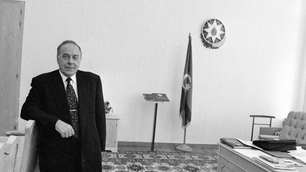 Президент Азербайджана Гейдар Алиев в рабочем кабинете - Sputnik Azərbaycan