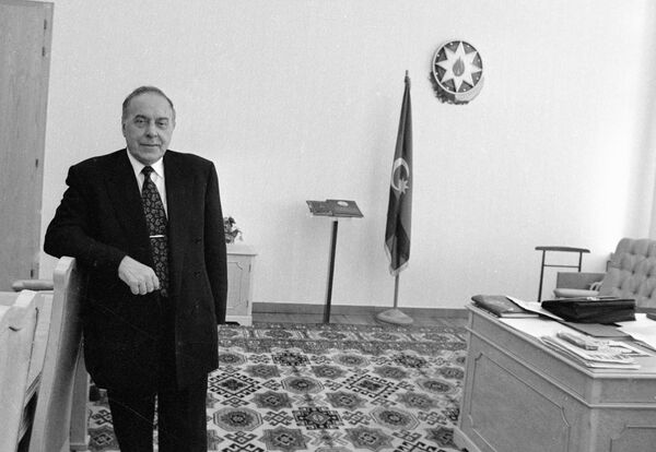 Президент Азербайджана Гейдар Алиев в рабочем кабинете Президент Азербайджана Гейдар Алиев в рабочем кабинете - Sputnik Азербайджан