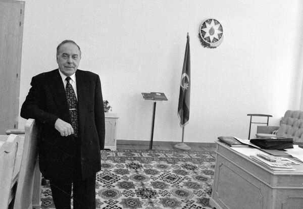 Президент Азербайджана Гейдар Алиев в рабочем кабинете - Sputnik Азербайджан