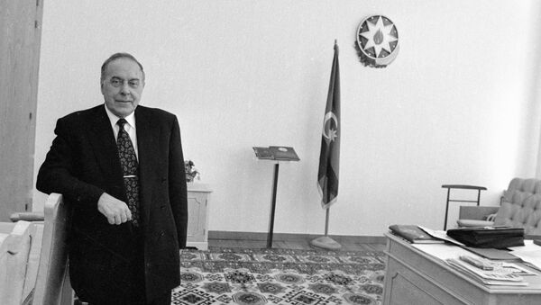 Президент Азербайджана Гейдар Алиев в рабочем кабинете - Sputnik Azərbaycan