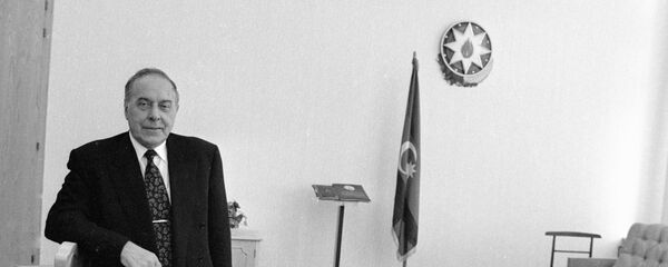Президент Азербайджана Гейдар Алиев в рабочем кабинете - Sputnik Азербайджан