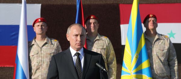 Президент РФ Владимир Путин во время посещения авиабазы Хмеймим в Сирии, 11 декабря 2017 года - Sputnik Азербайджан