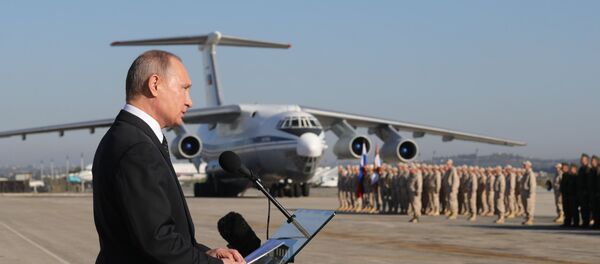 Президент РФ Владимир Путин во время посещения авиабазы Хмеймим в Сирии, 11 декабря 2017 года Президент РФ Владимир Путин во время посещения авиабазы Хмеймим в Сирии, 11 декабря 2017 года - Sputnik Азербайджан