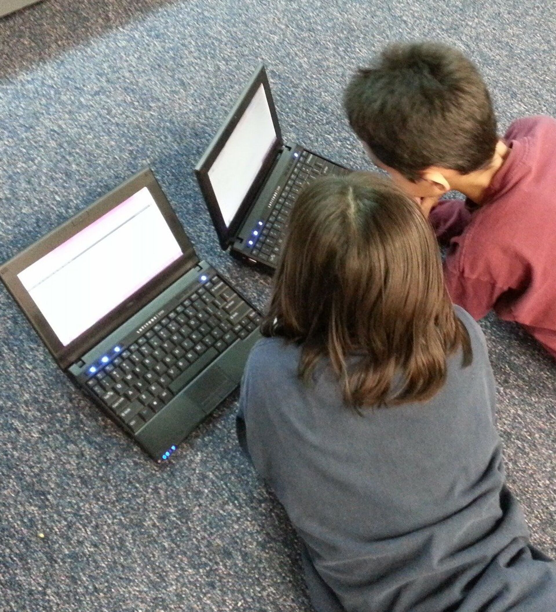 Компьютер для детей. Ребенок с ноутбуком. Интернет зависимость фото. Родители без интернета