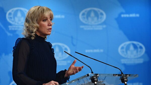 Официальный представитель министерства иностранных дел России Мария Захарова во время брифинга в Москве - Sputnik Азербайджан