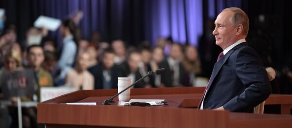 Президент РФ Владимир Путин во время большой ежегодной пресс-конференции Президент РФ Владимир Путин во время большой ежегодной пресс-конференции - Sputnik Азербайджан
