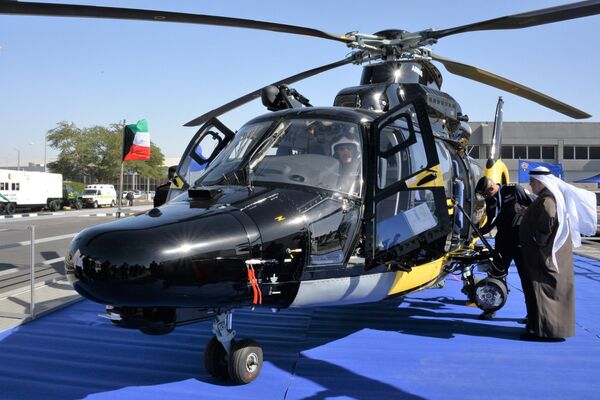 Вертолет Airbus H225 министерства внутренних дел Кувейта на международной выставке вооружения и военной техники Gulf Defence & Aerospace-2017 в Эль-Кувейте - Sputnik Азербайджан