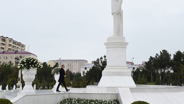 Президент Ильхам Алиев посетил памятник общенациональному лидеру Гейдару Алиеву - Sputnik Азербайджан