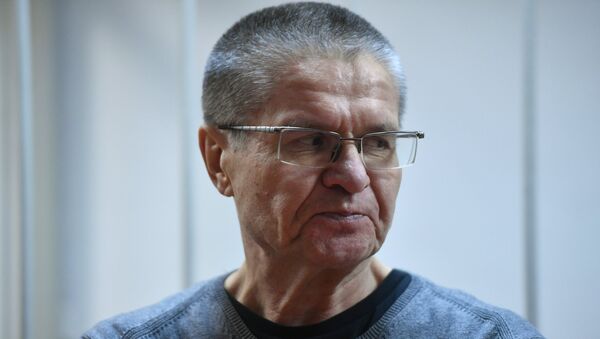 Экс-министр экономического развития Алексей Улюкаев во время оглашения приговора в Замоскворецком суде Москвы - Sputnik Azərbaycan