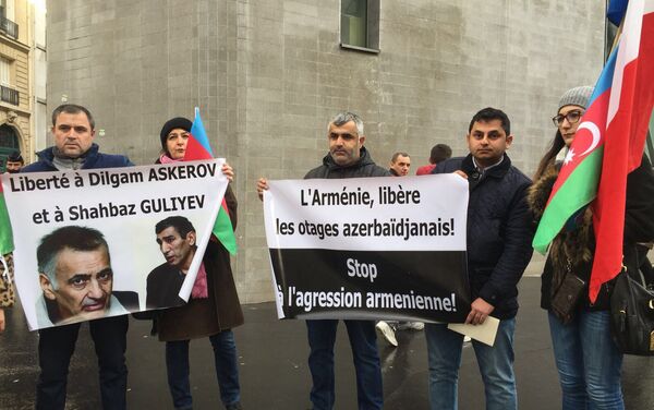 Акция протеста перед посольством Армении во Франции в поддержку Дильгама Аскерова и Шахбаза Гулиева - Sputnik Азербайджан