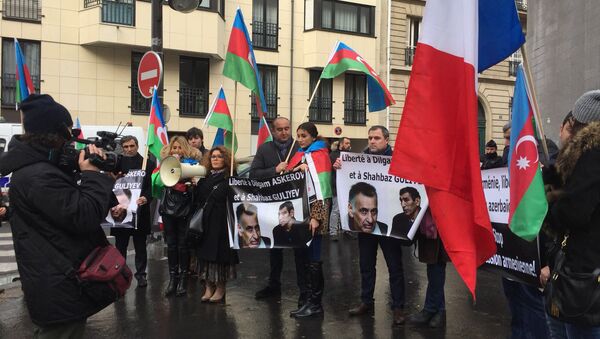 Акция протеста перед посольством Армении во Франции в поддержку Дильгама Аскерова и Шахбаза Гулиева - Sputnik Азербайджан