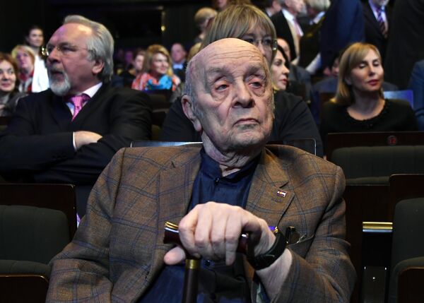 Народный артист СССР Леонид Броневой на юбилейном вечере, посвященном 90-летию Московского государственного театра Ленком. 31 января 2017 года - Sputnik Азербайджан