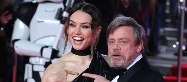 Актеры Дэйзи Ридли и Марк Хэмилл на премьере фильма Звездные войны: Последние джедаи в Лондоне Актеры Дэйзи Ридли и Марк Хэмилл на премьере фильма Звездные войны: Последние джедаи в Лондоне - Sputnik Азербайджан