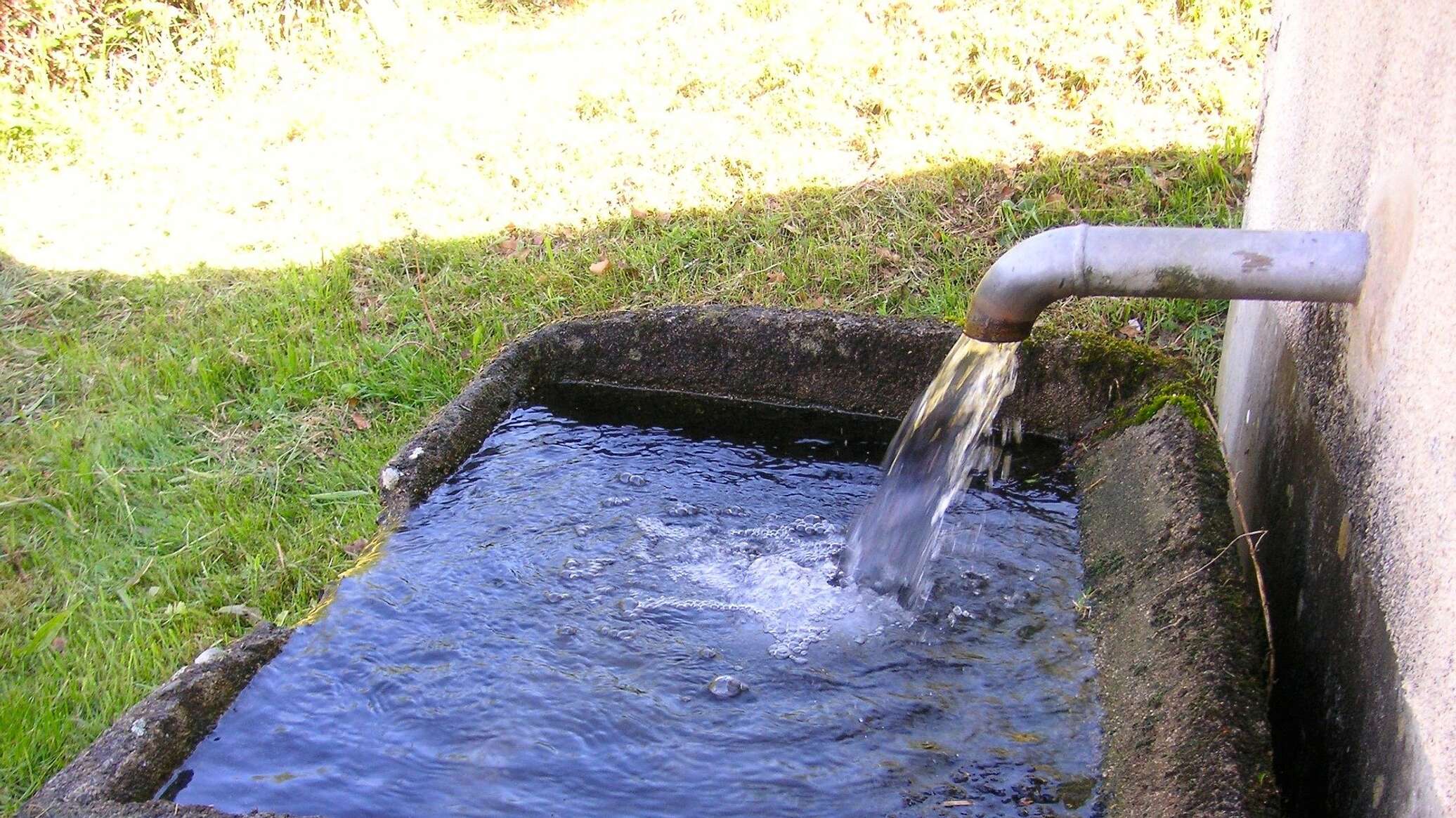 Чистая вода из скважины. Без питьевой воды. Источник чистой воды фото. Питьевого водоснабжения в деревне.