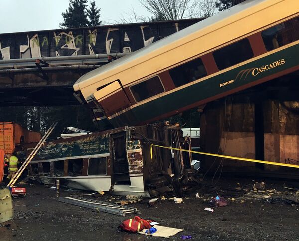 Сход поезда компании Amtrak на мосту в штате Вашингтон, 18 декабря 2017 года Сход поезда компании Amtrak на мосту в штате Вашингтон, 18 декабря 2017 года - Sputnik Азербайджан