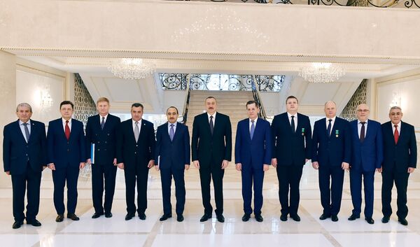 Ильхам Алиев принял делегацию во главе с губернатором Астраханской области России Ильхам Алиев принял делегацию во главе с губернатором Астраханской области России - Sputnik Азербайджан