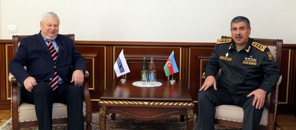 Министр обороны Азербайджана генерал-полковник Закир Гасанов и личный представитель действующего председателя ОБСЕ Анджей Каспшик во время встречи, Баку, 19 декабря 2017 года - Sputnik Азербайджан