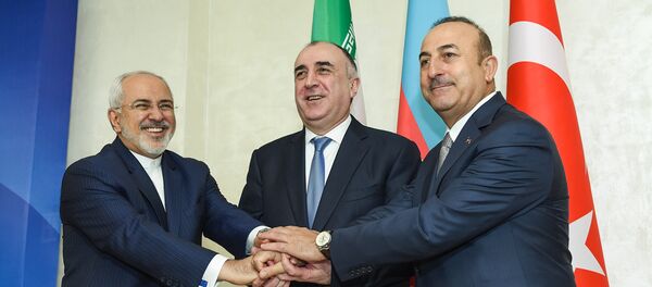 Трехсторонняя встреча глав МИД Азербайджана, Турции и Ирана - Эльмара Мамедъярова, Мевлюта Чавушоглу и Мохаммада Джавад Зарифа - Sputnik Азербайджан