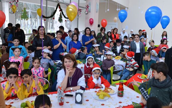 Новогоднее шоу в специализированной школе-интернате для детей, лишенных родительской опеки - Sputnik Азербайджан