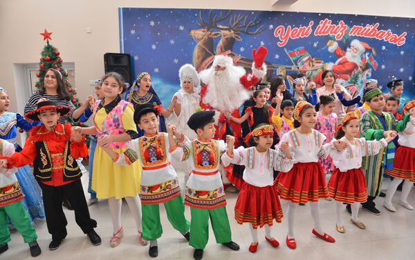 Новогоднее шоу в специализированной школе-интернате для детей, лишенных родительской опеки - Sputnik Азербайджан