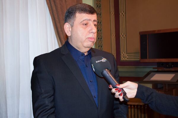 Заслуженный деятель искусств Азербайджана Орхан Фикретоглу Заслуженный деятель искусств Азербайджана Орхан Фикретоглу - Sputnik Азербайджан