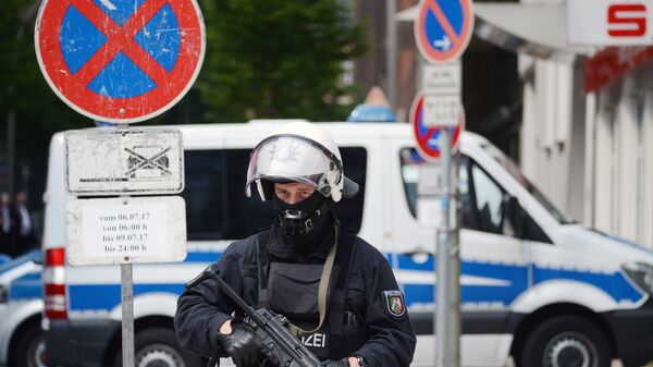 Полицейский на акции протеста в Гамбурге, фото из архива - Sputnik Азербайджан