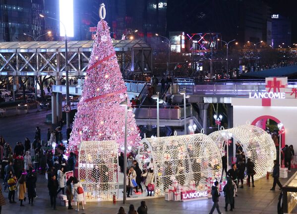 Новогодняя елка напротив одного из торговых центров в Пекине - Sputnik Азербайджан
