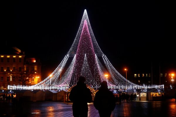 Новогодняя елка на Кафедральной площади Вильнюса (Литва) - Sputnik Азербайджан