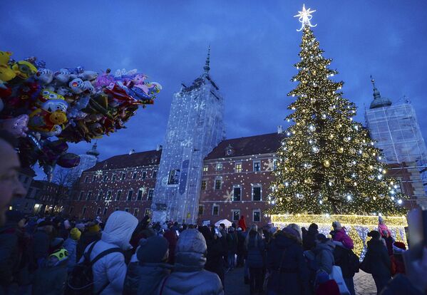 Рождественская елка в Королевском дворце Варшавы - Sputnik Азербайджан